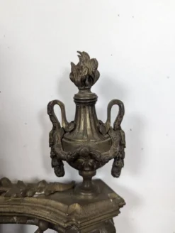 Paire de chenets Louis XVI en bronze aux pots à feu