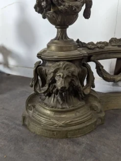 Paire de chenets Louis XVI en bronze aux pots à feu