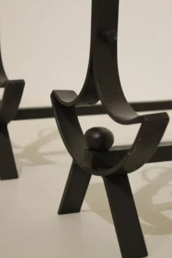 Paire de chenets moderniste en fer forgé