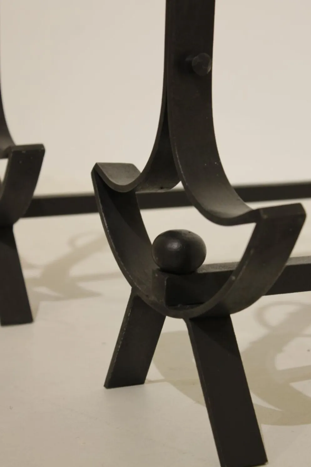 Paire de chenets moderniste en fer forgé
