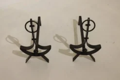Paire de chenets moderniste en fer forgé