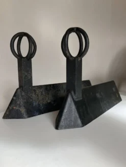 Paire de chenets modernistes mid century en fonte