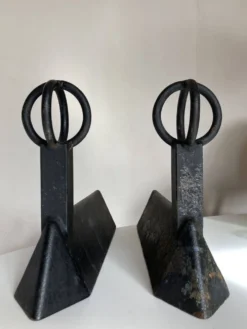 Paire de chenets modernistes mid century en fonte
