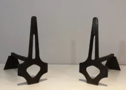 Paire de chenets modernistes en acier et fer forgé