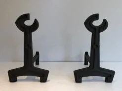 Paire de chenets modernistes en fonte et fer forgé
