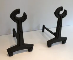 Paire de chenets modernistes en fonte et fer forgé