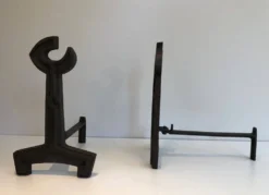 Paire de chenets modernistes en fonte et fer forgé