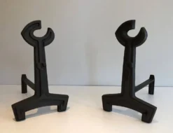 Paire de chenets modernistes en fonte et fer forgé