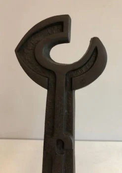 Paire de chenets modernistes en fonte et fer forgé