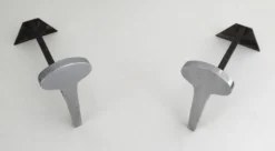 Paire de chenets modernistes en acier chromé et fer forgé