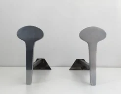 Paire de chenets modernistes en acier chromé et fer forgé