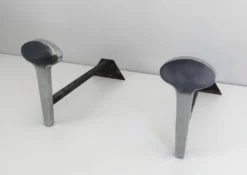 Paire de chenets modernistes en acier chromé et fer forgé