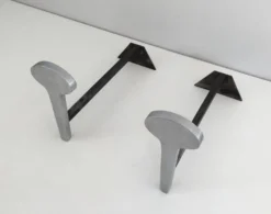Paire de chenets modernistes en acier chromé et fer forgé