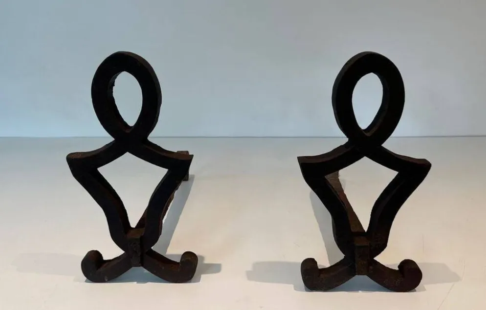Paire de Chenets Modernistes en Fonte à Montants en Figure Stylisée, de Ray
