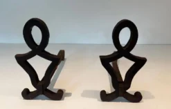 Paire de Chenets Modernistes en Fonte à Montants en Figure Stylisée, de Ray