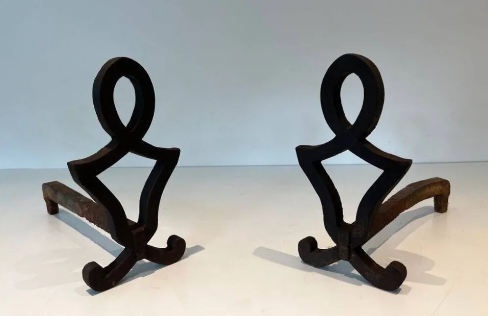 Paire de Chenets Modernistes en Fonte à Montants en Figure Stylisée, de Ray