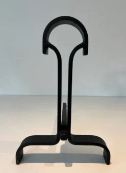 Paire de Chenets Modernistes en Fer Forgé à Finials en Goutte et Bases Évas