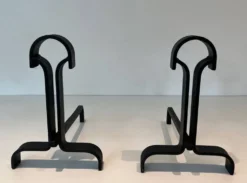 Paire de Chenets Modernistes en Fer Forgé à Finials en Goutte et Bases Évas
