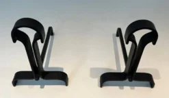 Paire de Chenets Modernistes en Fer Forgé à Finials en Goutte et Bases Évas