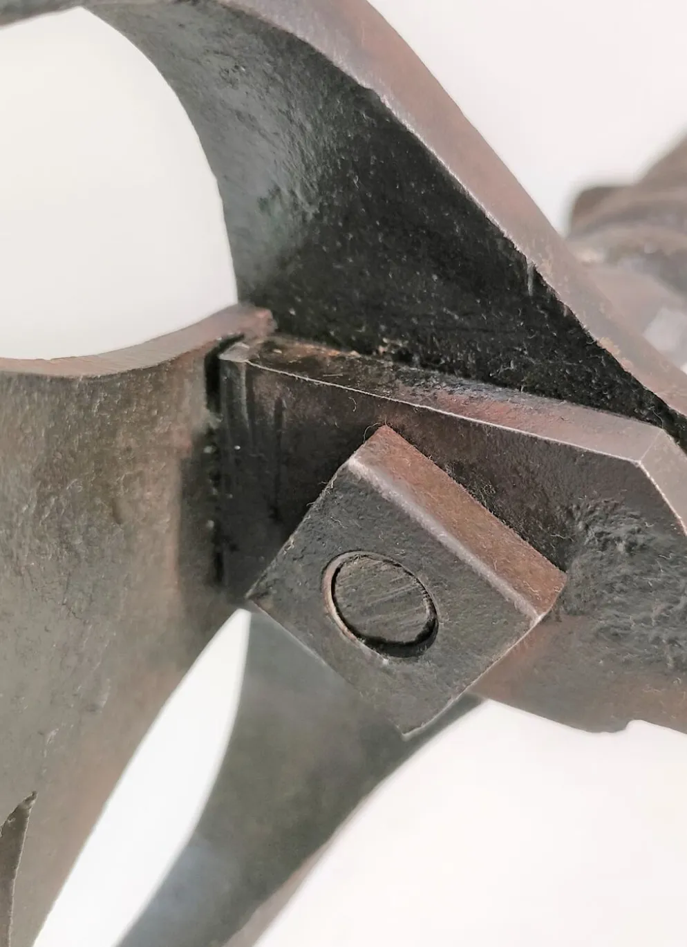 Paire de chenets sculpturaux en fonte à têtes torsadées