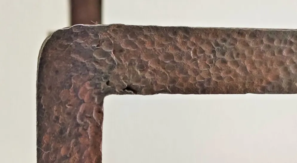 Paire de chenets sculpturaux en fonte à têtes torsadées