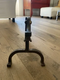 Paire de chenets teckels en fer forgé patiné – dans le goût d’Édouard