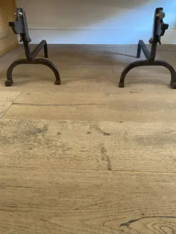 Paire de chenets teckels en fer forgé patiné – dans le goût d’Édouard