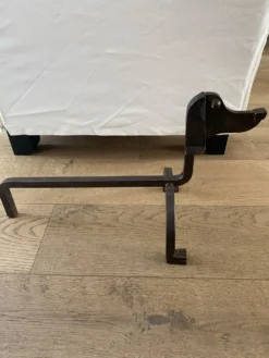 Paire de chenets teckels en fer forgé patiné – dans le goût d’Édouard