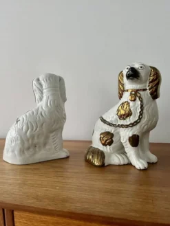 Paire de chiens en céramique Staffordshire – Angleterre, XXe siècle