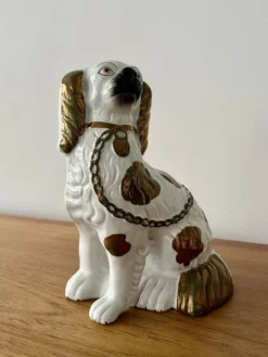 Paire de chiens en céramique Staffordshire – Angleterre, XXe siècle