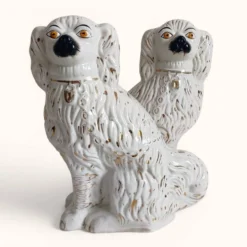 Paire de chiens King Charles Spaniel en majolique de style Staffordshire