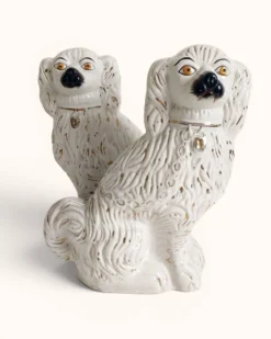 Paire de chiens King Charles Spaniel en majolique de style Staffordshire