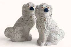 Paire de chiens King Charles Spaniel en majolique de style Staffordshire