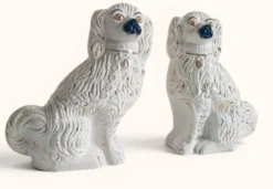 Paire de chiens King Charles Spaniel en majolique de style Staffordshire