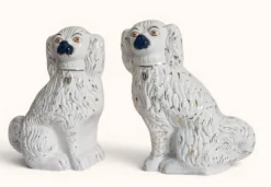 Paire de chiens King Charles Spaniel en majolique de style Staffordshire
