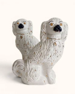 Paire de chiens King Charles Spaniel en majolique de style Staffordshire