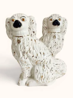 Paire de chiens King Charles Spaniel en majolique de style Staffordshire