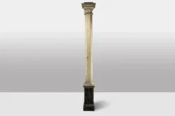Paire de colonnes en bois peint à l’imitation du marbre. Années 1880.