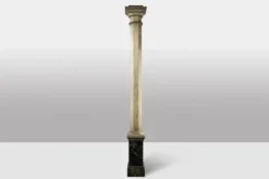 Paire de colonnes en bois peint à l’imitation du marbre. Années 1880.