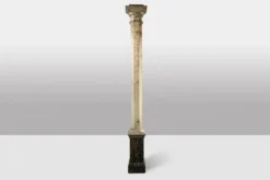 Paire de colonnes en bois peint à l’imitation du marbre. Années 1880.