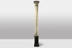 Paire de colonnes en bois peint à l’imitation du marbre. Années 1880.