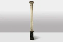 Paire de colonnes en bois peint à l’imitation du marbre. Années 1880.