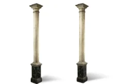 Paire de colonnes en bois peint à l’imitation du marbre. Années 1880.
