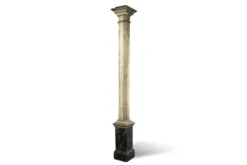 Paire de colonnes en bois peint à l’imitation du marbre. Années 1880.