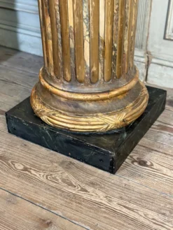 Paire de colonnes en bois sculpté de style Louis XVI, L’escalier de cristal, vers 1880