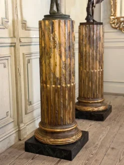 Paire de colonnes en bois sculpté de style Louis XVI, L’escalier de cristal, vers 1880