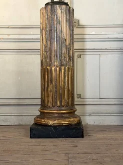 Paire de colonnes en bois sculpté de style Louis XVI, L’escalier de cristal, vers 1880