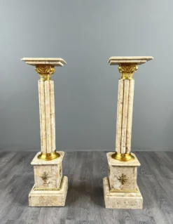 Paire de colonnes sellettes en marbre et laiton, XXe siècle