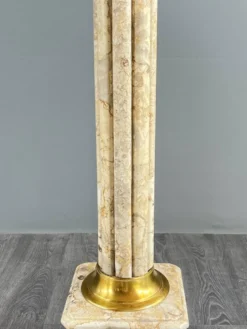 Paire de colonnes sellettes en marbre et laiton, XXe siècle
