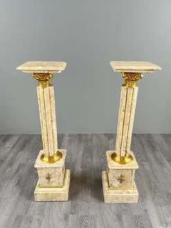 Paire de colonnes sellettes en marbre et laiton, XXe siècle
